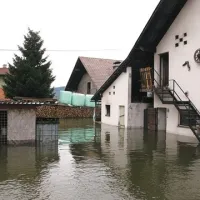 Zaradi motečih obiskovalcev so zaprli cesto