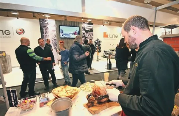 Na Expomegu je bilo v petek popoldne  najbolj veselo v dvorani D, kjer razstavljajo slovenski ponudniki. Pozornost so pritegnili tudi  s pokušino lokalnih dobrot in vina. Sejem se zaključuje danes.