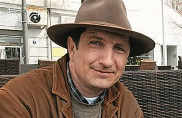 Neznani moški je v nedeljo zlil vedro s fekalijami na priljubljenega hrvaškega književnika in novinarja Anteja Tomića, medtem ko je sedel v nekem gostinskem lokalu sredi Splita