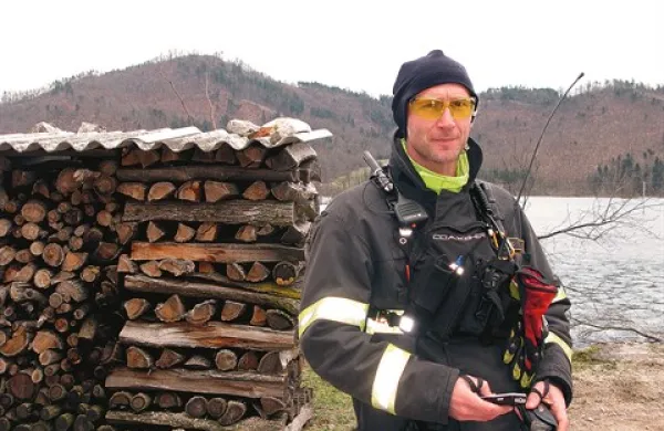 Primož Bajec:  “Poleg naraščajoče vode imamo težave še s podtalnico. Masa vode na polju  potiska podtalno vodo navzdol, ki pa vseeno najde pot na površje.” 