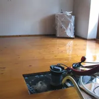 V nekaterih hišah poskušajo s črpalkami odvajati vodo. V marsikateri  hiši pa bo uničen s trudom položen parket ali druge talne obloge. 