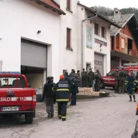 Včeraj  je bilo na terenu 50 gasilcev in 50 vojakov. Sedež imajo v Gasilskem domu v Planini, kjer dobijo domačini tudi vse informacije o pomoči in morebitni selitvi.