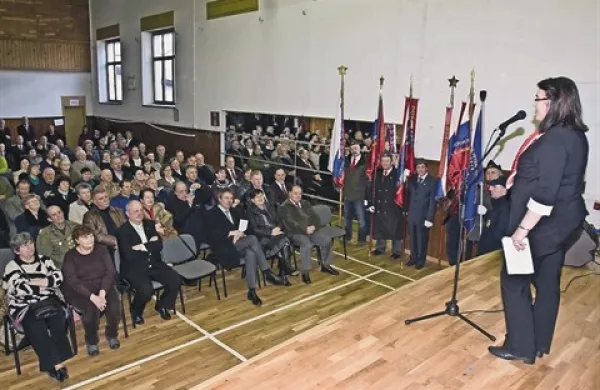 Slavnostna govornica je bila dr. Ljubica Jelušič, ena izmed 31 poslank v državnem zboru