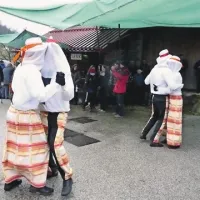 Talepe prekriva tančica, ki je nadomestila  barvne trakove, ki niso bili avtentični 