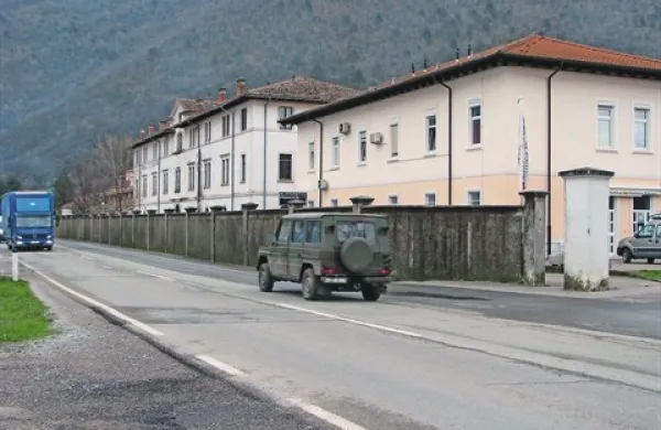 Luž naj ne bi bilo več, pločniku pa tudi bolj slabo kaže 