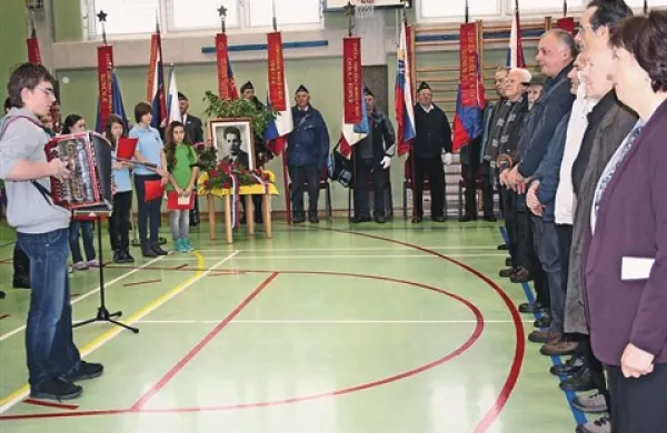 Šolarji  so prebirali spomine svojih predhodnikov, ki so na bližnjem Brinovem griču umrlega Vojka spoznavali skozi pogovore z njegovimi soborci