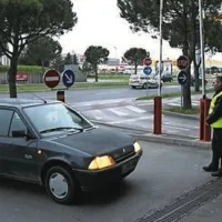 Koprski trgovski centri omejujejo parkiranje z varnostniki ali zapornicami