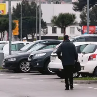 Pred Supernovo 2 je približno polovica parkirišča zasedenega, še preden odprejo trgovine