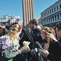 “To je posebna sol, dobra. Škoda jo je, da bi z njo solili vodo, v kateri se kuha pašta,” je pripomnil Mojmir Kovač, ko je piranska princeska Dora Kovač beneškemu angelu Julli Nasi izročila vrečko piranske soli