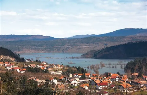 Vodna gladina na Planinskem polju se je danes od 8. do 18. ure znižala za dva centimetra