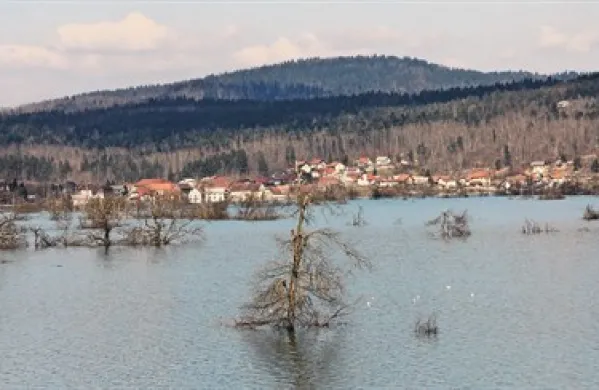 V vasi Laze je bila včeraj prva vrsta hiš še vedno poplavljena,  voda je še naraščala, čeprav počasneje kot prejšnji teden 