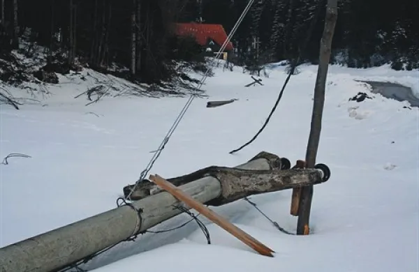 Podrto omrežje in visok sneg sta najslabša kombinacija, a ljudje menijo, da bi država lahko pohitela vsaj z naročilom materiala za obnovo