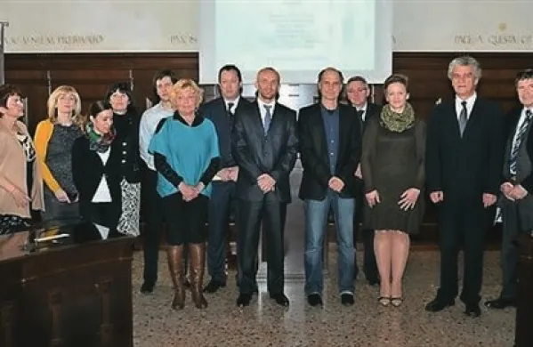 Najbolj&scaron;im &scaron;tudentom UP 32 &scaron;tipendij