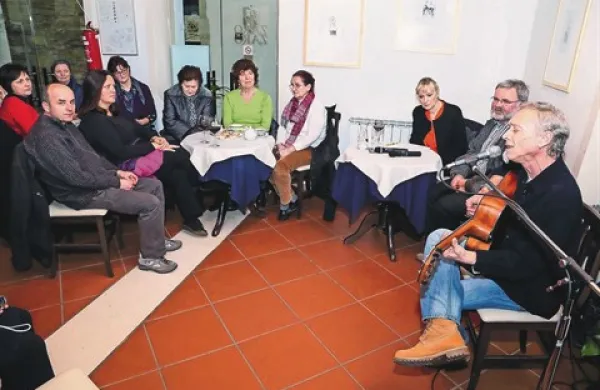 Druženje s 70. zanimivim Izolanom v wine baru Manzioli je z glasbo pospremil Enzo Hrovatin
