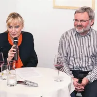 Nataša Benčič med pogovorom z izolskim župnikom Janezom Kobalom