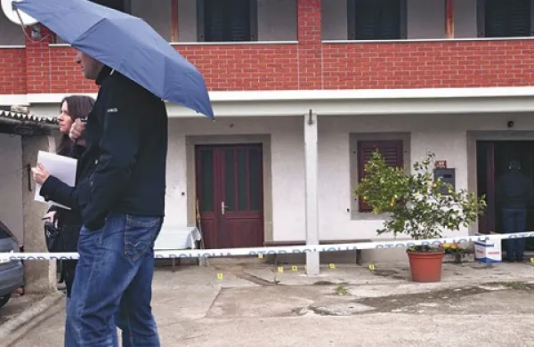 Kriminalisti so zavarovali tudi krvave sledi obuval, ki so vodile od vhoda v klet do vhoda v stanovanjski del hiše (na fotografiji označene z rumenimi kartončki)