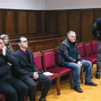 Kosta Aleksandrov (v prvi vrsti drugi z leve) in Marko Markovič (drugi z desne) sta tudi včeraj zanikala, da bi imela kaj z umorom Oliankija Vatovca