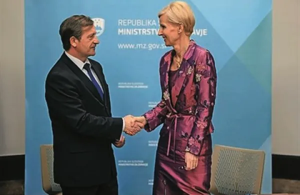 Karl Erjavec, ki je začasno vodil ministrstvo za zdravje, je danes predal posle novoimenovani ministrici za zdravje Alenki Trop Skaza