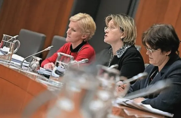 Odbor DZ za finance in monetarno politiko je na nujni seji z večino podprl mnenje zakonodajno-pravne službe, da trditve v zahtevah za ustavno presojo več členov zakona o davku na nepremičnine niso utemeljene