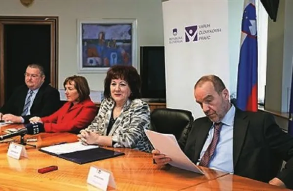 Novinarska konferenca varuhinje človekovih pravic Vlaste Nussdorfer (tretja z leve) ob prvi obletnici svojega delovanja na tej funkciji. Ob njej so namestniki varuhinje (z leve) Ivan Šelih, Kornelija Marzel in Jernej Rovšek.