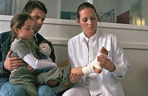 Na ministrstvu za zdravje se strinjajo z argumenti, s katerimi strokovni delavci v zdravstvu utemeljujejo potrebo po uvedbi šolske medicinske sestre v vzgojno-varstvene in izobraževalne institucije v Sloveniji, a javnofinančno stanje države takšnih