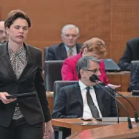 Alenka Bratušek je dobršen del svojega nastopa v parlamentu namenila primerjavi dela prejšnje in sedanje vlade  