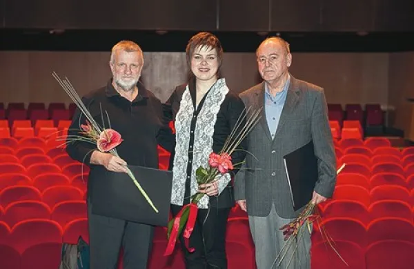 Prejemnika priznanja Klavdij Koloini (desno) in Marjan Cigoj s slavnostno govornico, dirigentko Martino Batič