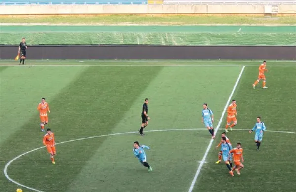 Nogometaši Gorice (modri) so se    v Vidmu dobro zoperstavili Udineseju (oranžni)