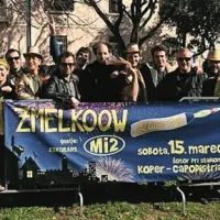 Rock sredi sončnega dne