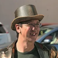 Rock sredi sončnega dne