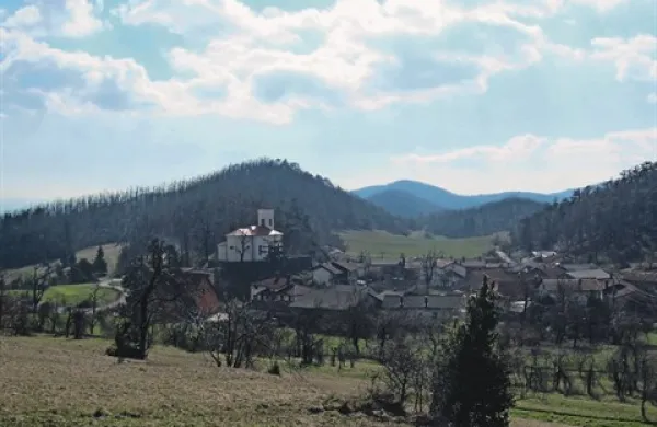 Laženci poudarjajo, da se bo iz njihove vasi zelo dobro videlo deset vetrnic: tri na vrhu hriba nad cerkvijo, eno v smeri doline Jelenje, tri na hribu Roščak in tri na območju nad starim kamnolomom  