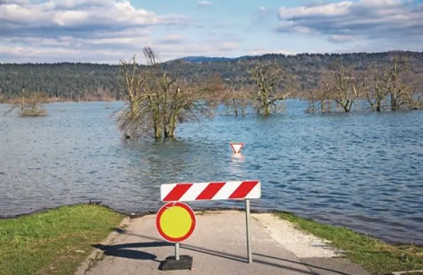 Včeraj je gladina Planinskega jezera do 18. ure upadla za dva centimetra. Cesta do Laz in še mnogo druge prometnice pa bodo še lep čas zaprte.