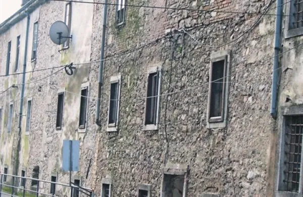 Gospodarsko poslopje dvorca Lanthieri, ki že  razpada, bodo obnovili v dveh delih 