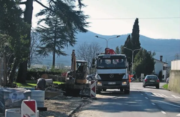 Ob državni cesti med Bukovico in Volčjo Drago  nadaljujejo urejanje enostranskega pločnika