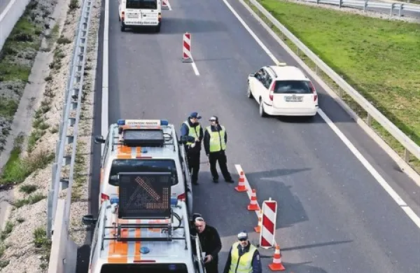 Cestninski nadzorniki večkrat preverjajo uporabo vinjet tik pred iztekom hitre ceste v Kopru. Tisti vozniki, ki pripeljejo iz Kopra po semedelskem izvozu, vinjete ne potrebujejo.