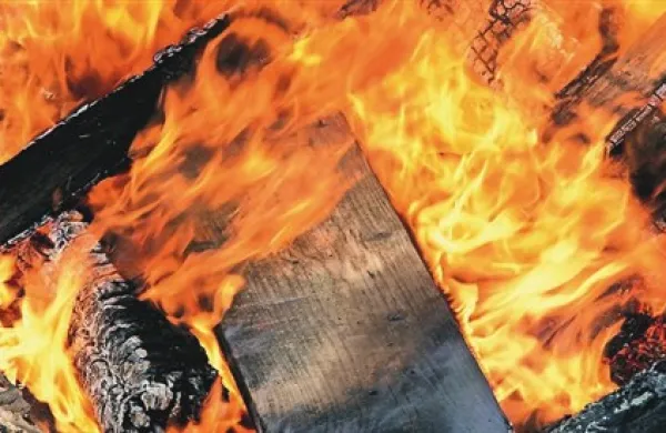 Minulo noč je izbruhnil požar v kopalnici stanovanjske hiše v kraju Pristava v občini Cirkulane. Fotografija je simbolična