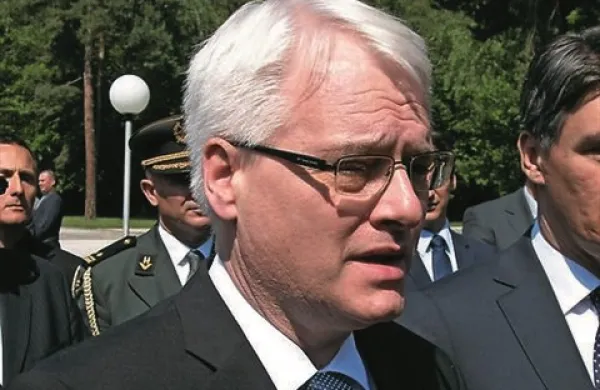 Predsednik države Ivo Josipović je od začetka mandata leta 2010 trdno na prvem mestu, a ima najmanjšo prednost februarja letos, ker se je zaenkrat največ uspela približati predsednica OraH, Mirela Holy