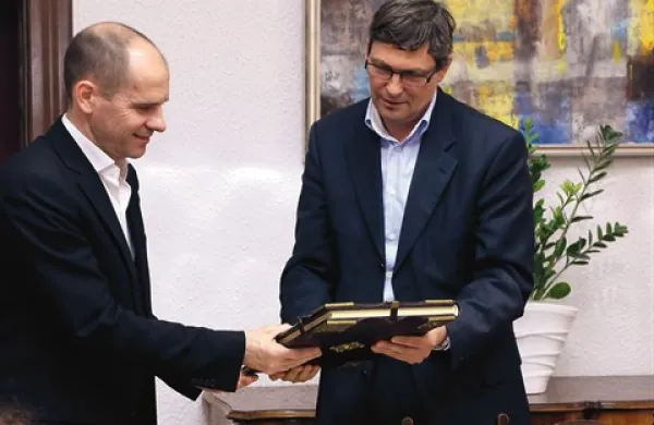 Minister za kulturo Uroš Grilc (levo) in župan Igor Kolenc na včerajšnjem obisku v Izoli