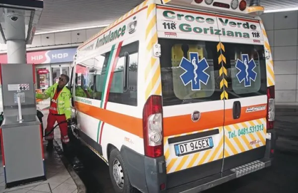Italijansko reševalno vozilo Zelenega križa že dve leti toči gorivo na Petrolovem bencinskem servisu v Rožni dolini. Kmalu je pri nas pričakovati še več rešilnih vozil, saj želijo s točenjem goriva pri nas prihraniti tudi v goriškem zdravstvenem