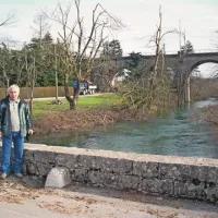 Brane Fatur  na  predhodniku današnjega glavnega mostu, ki je   prvi prometno povezal občini Postojno in Pivko in  stoji na odcepu za vas Žeje. V ozadju je  še star železniški most s sedmimi mostnicami, ki velja za  nepogrešljivo značilnost Prestranka. 