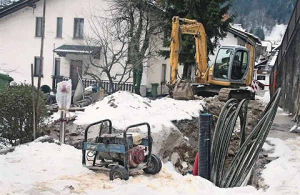   Medtem ko Idrija z desetimi milijoni evrov gradi novo kanalizacijo, se v Cerknem še ne zavedajo, kaj vse so na komunalnem področju zamudili