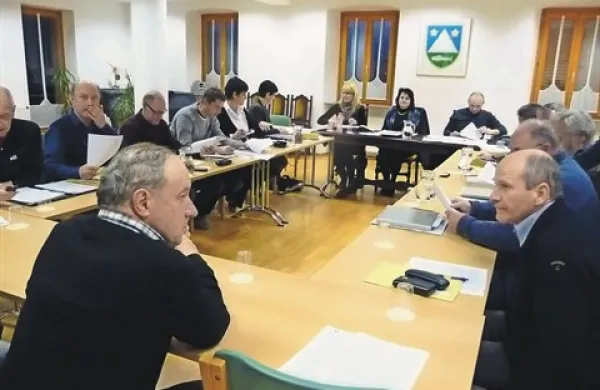 Svetniki v Kobaridu so razdeljeni in imajo različno mnenje celo o tem, ali je bila izredna seja sploh potrebna