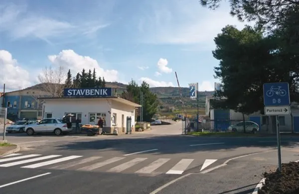 Z industrijske ceste naj bi še letos zapeljali na novo krožišče, potem pa na hitro cesto ali izolsko  obvoznico - odvisno od dokončanja trase hitre ceste 