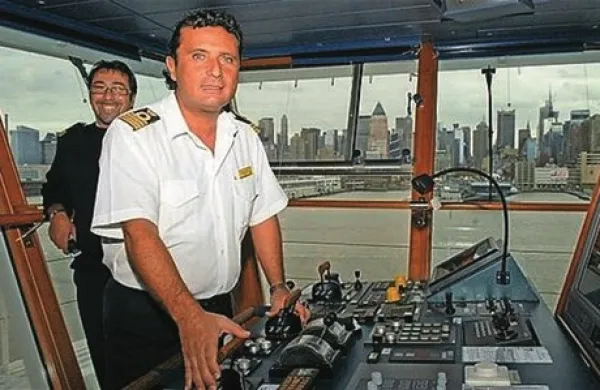 Kapitan nesrečne ladje Costa Concordia, ki je januarja 2012 nasedla ob obali otoka Giglio, Francesco Schettino se je danes prvič po katastrofi vrnil na razbitino