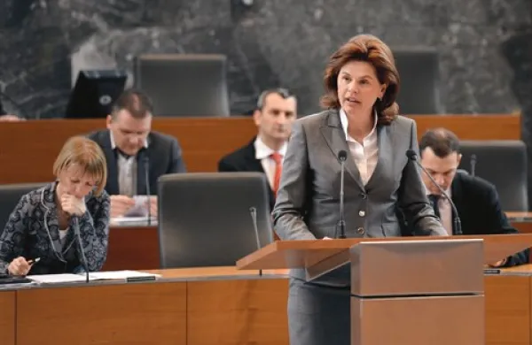 Alenka Bratušek  je pozvala poslance, naj pustijo politikantstvo  in poskušajo čim hitreje pomagati