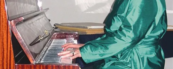 Svetlana Makarovič le še poredko sede za črne in bele tipke. Tako je zaigrala v izolskem Kulturnem domu 12. januarja 2007.