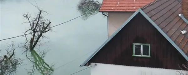 Ob vsaki večji povodnji voda zalije pritličja prve vrste hiš v spodnji Planini 