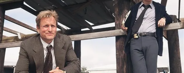  Woody Harrelson kot Martin Hart (levo) in Matthew McConaughey   kot Rust Cohle