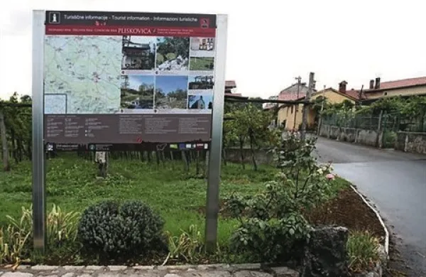 Turistično informativna tabla v Pliskovici