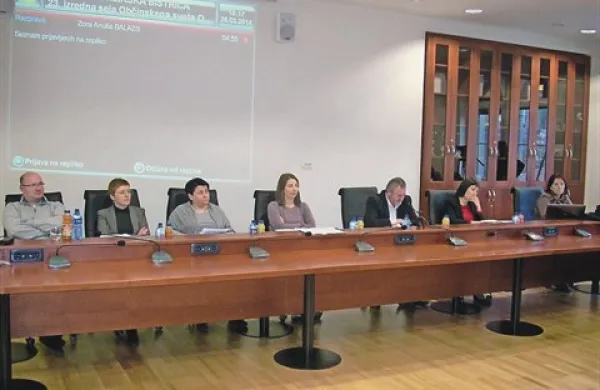Na četrtkovi izredni seji je župan Emil Rojc (na fotografiji peti z leve)  prekinil razpravo  svetnikov in zavrgel  njihove predloge pri obravnavi pravilnika za izvolitev predstavnikov v državni svet